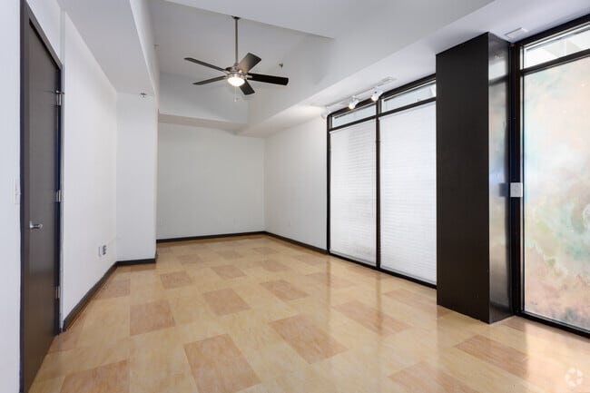 1BR, 1BA - 780SF - Living Room