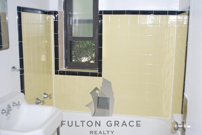 1360 W Touhy Ave Unit 301