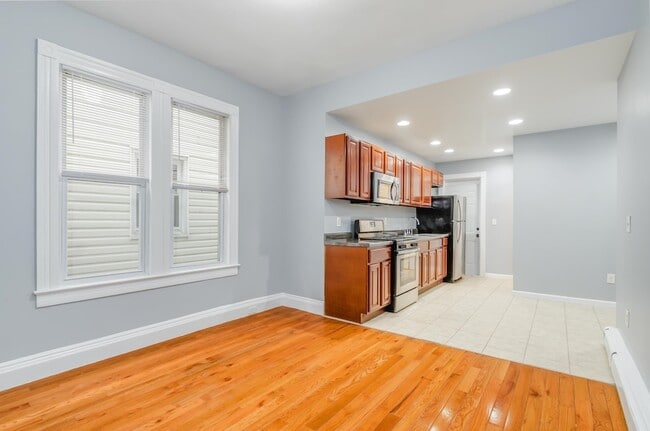 Building Photo - 396 Union St