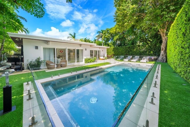 Building Photo - 5815 N Bay Rd