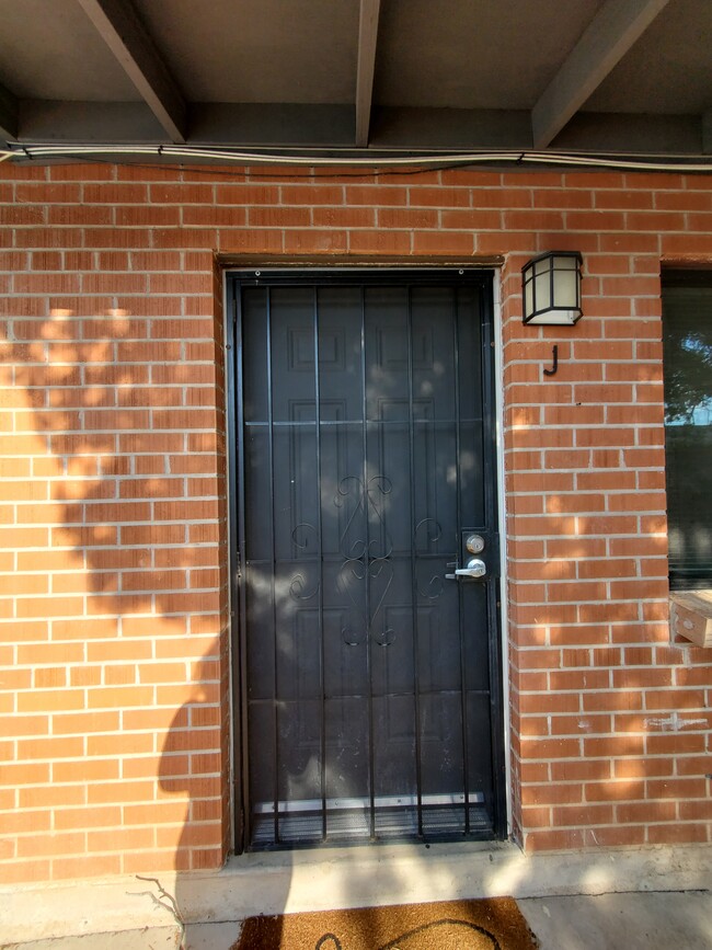 Front Door/Entryway - 4145 E Fairmount St Unit J