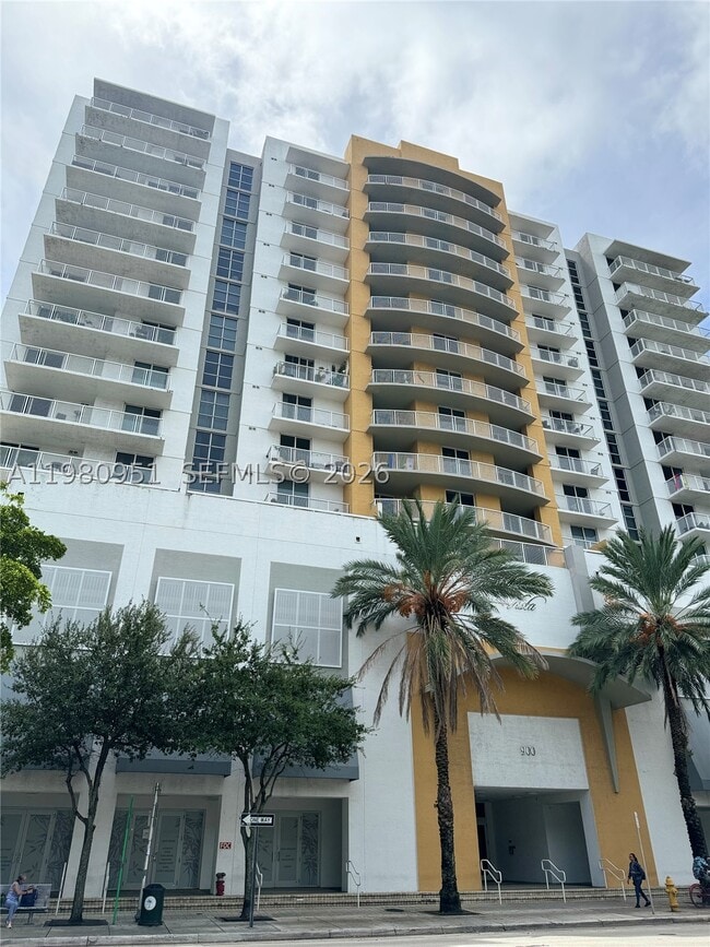 Building Photo - 900 SW 8th St Unit 604