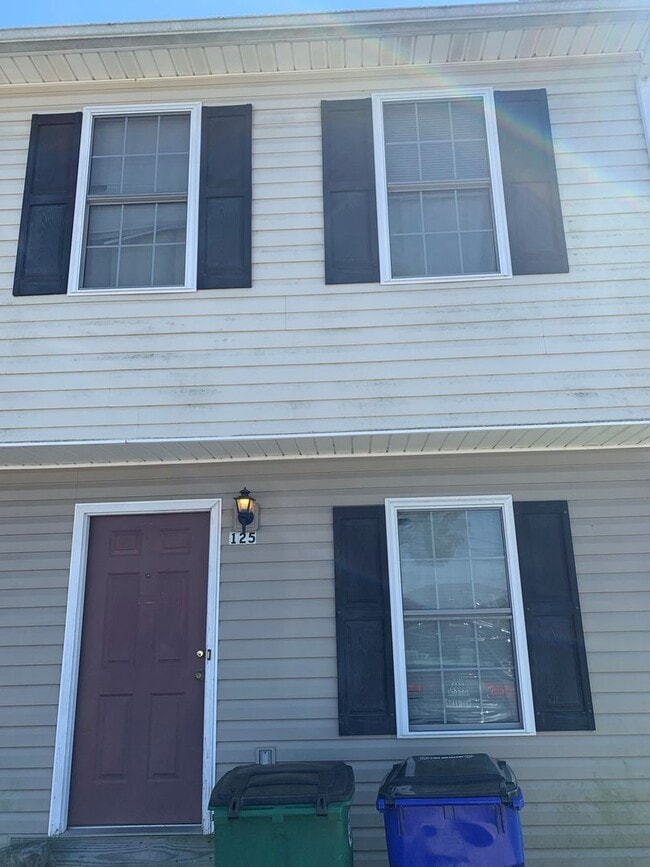 Building Photo - 3 Bedroom 2.5 Bath Townhouse