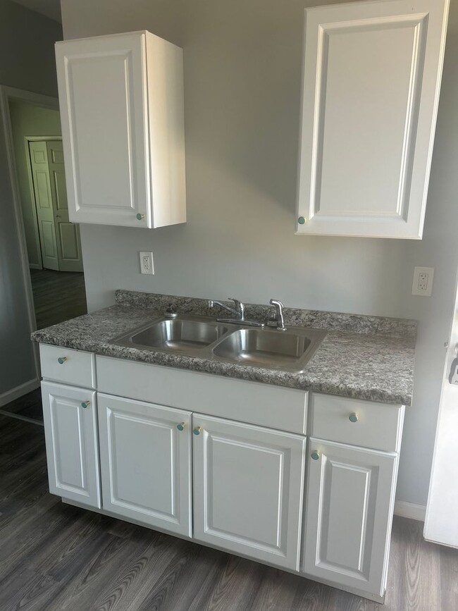 Building Photo - 17568-70 Lakeshore - 8 Unit 8