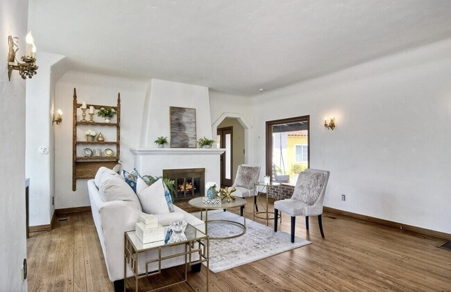 Photo - 3015 Locust St
