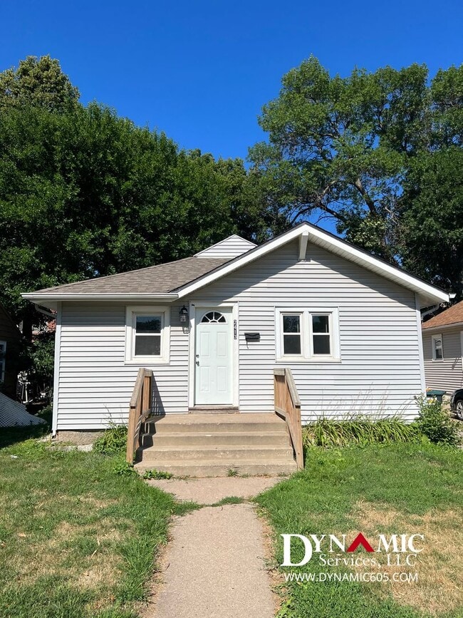 Building Photo - 3 Bedroom, 1 Bathroom House By Augustana &...