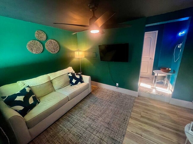 Building Photo - 625 NE 13th Ave Unit ID1369647P