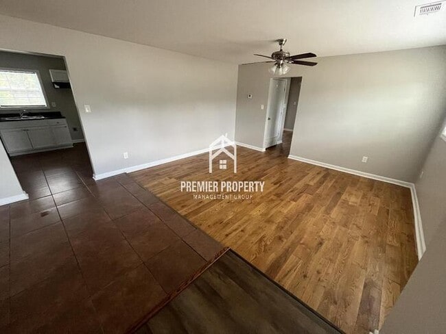 Photo - 934 E Holmes Rd