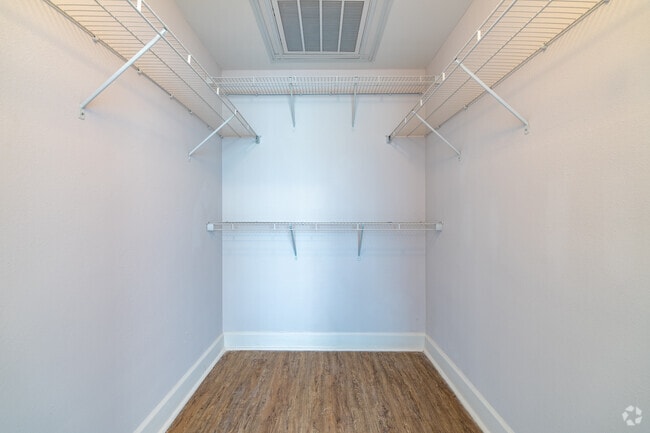 1BR, 1BA - 890SF