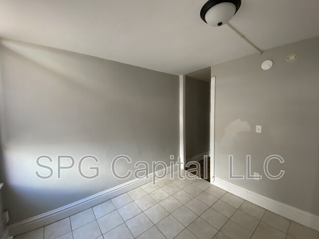 Photo - 11 W King St