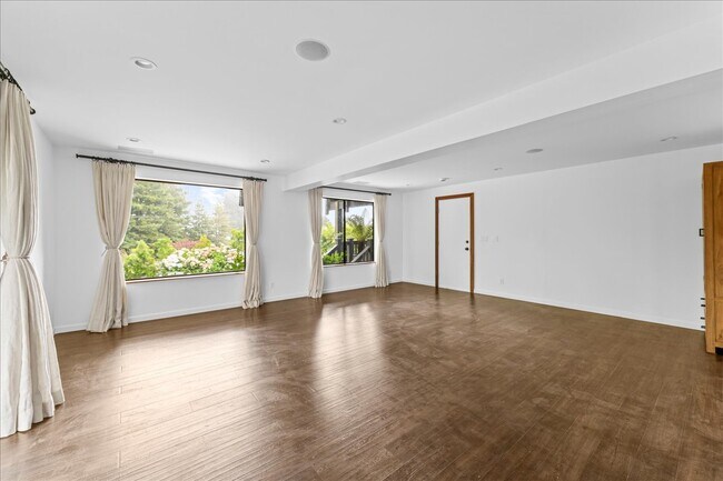 Living room - 473 Panoramic Hwy