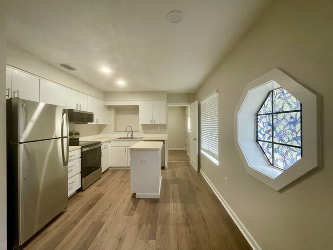 Building Photo - The Vanda Apartments | 1 & 2 Bedroom Apart...
