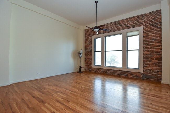 Building Photo - 915 Franklin St Unit 2H