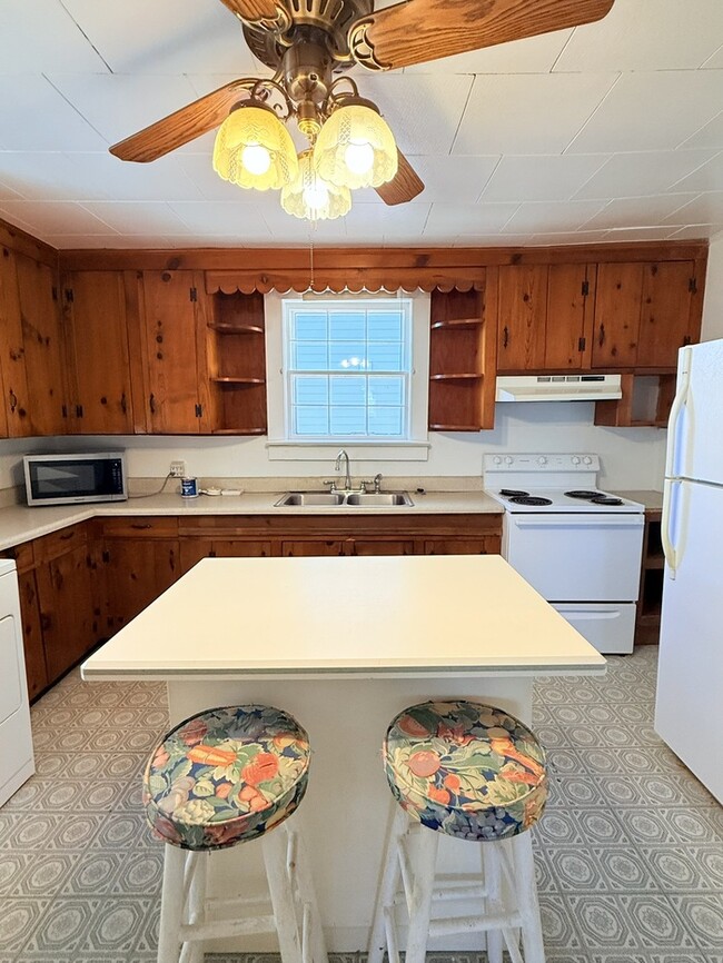 Photo - ADORABLE cottage close to everything!