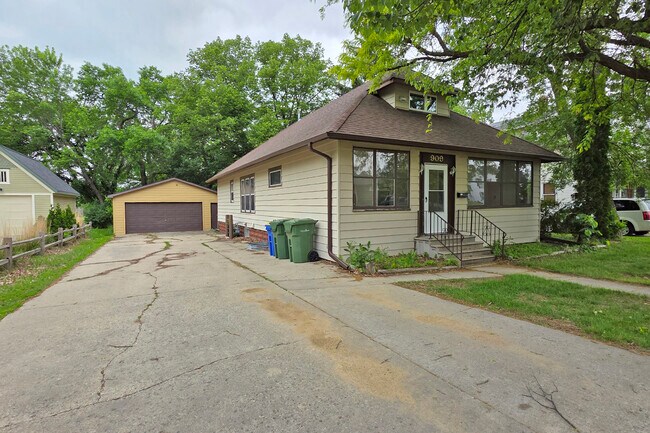 909 6th Ave Side