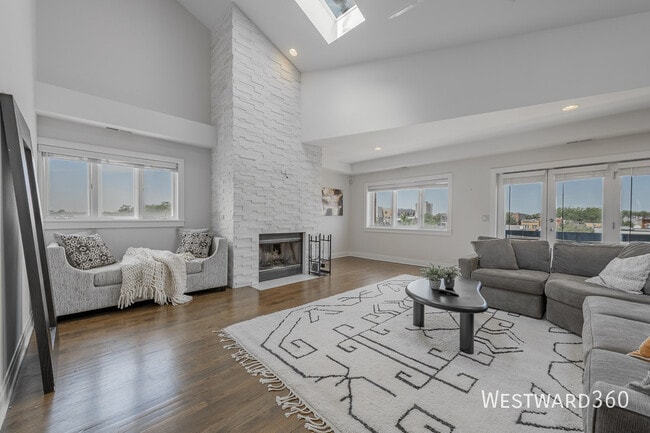 Photo - 2033 W Superior St Unit 4W