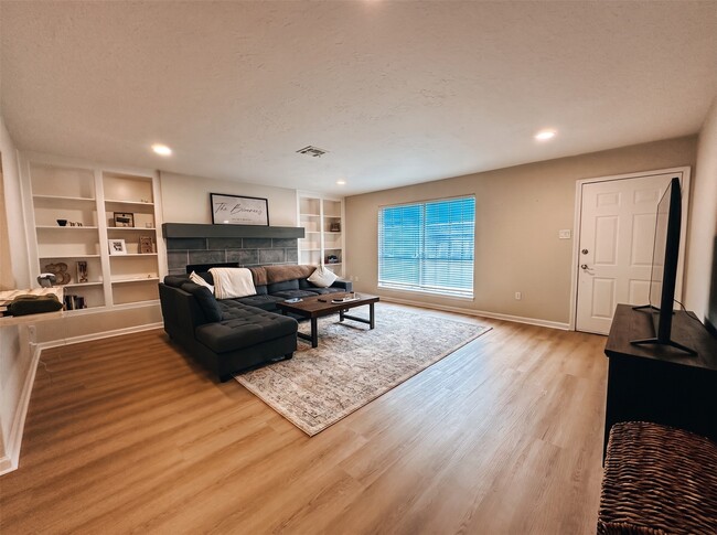 9332 Derrik Dr