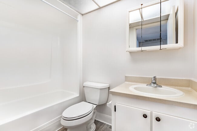 1 dormitorio, 1 baño - 720 pies cuadrados - Baño - Lindru Gardens