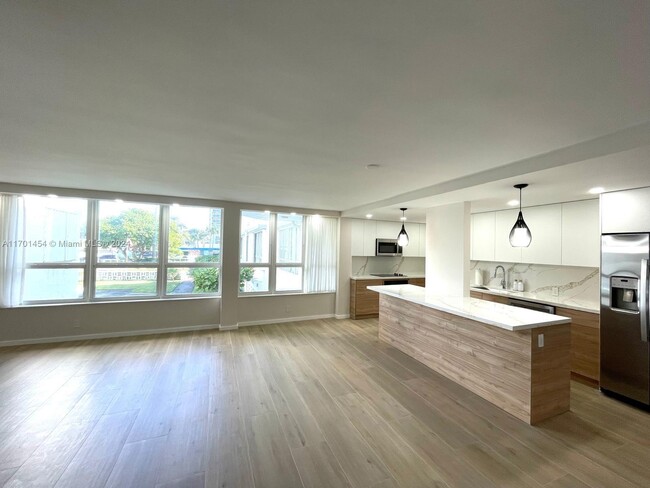 Photo - 10230 Collins Ave Condominio Unidad 102