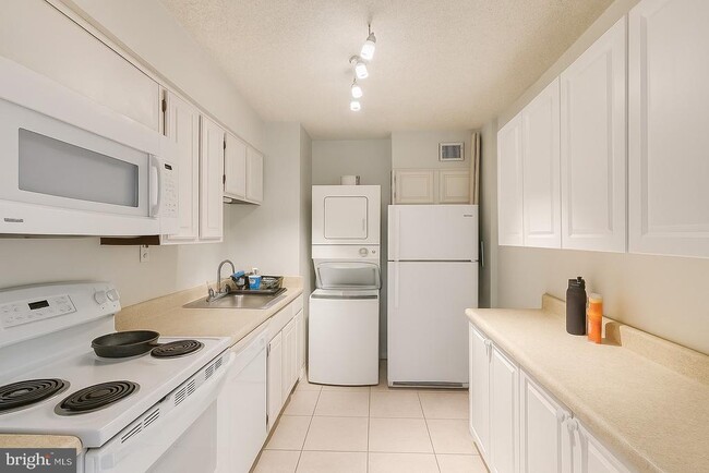 Building Photo - 5500 Holmes Run Pkwy Unit 918