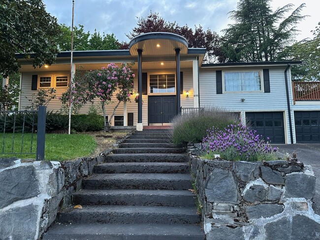Building Photo - 5 bedrooms