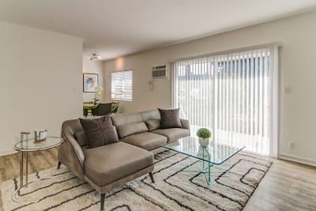 570 N Los Robles Ave