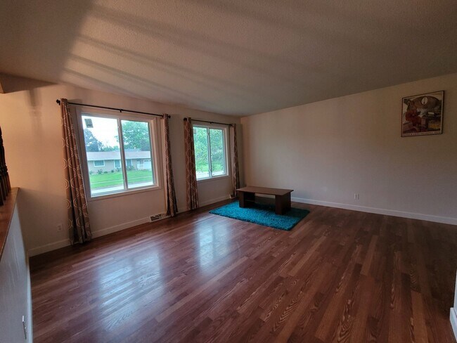Photo - Coralville 4 bedroom 2.5 bath, 2 stall attached garage, fenced yard!