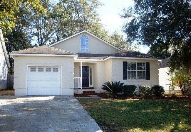 Building Photo - Comfortable 3BR/2BA Home with Open Floor Plan, Vaulted Living Room & Privacy-Fenced Backyard