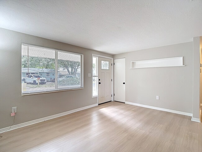 Photo - 5711 Pine St