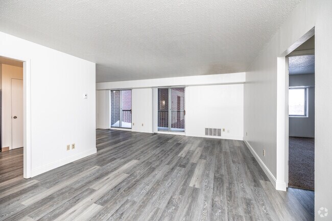 1BR, 1BA - 800 SF - Living Room