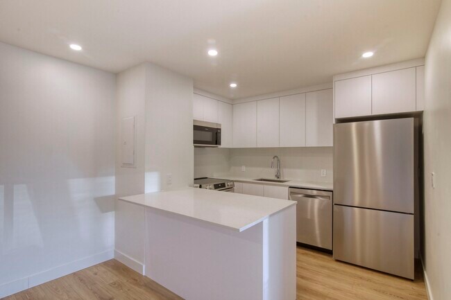 Building Photo - 3555 Chem. de la Côte-des-Neiges Unit 00G1