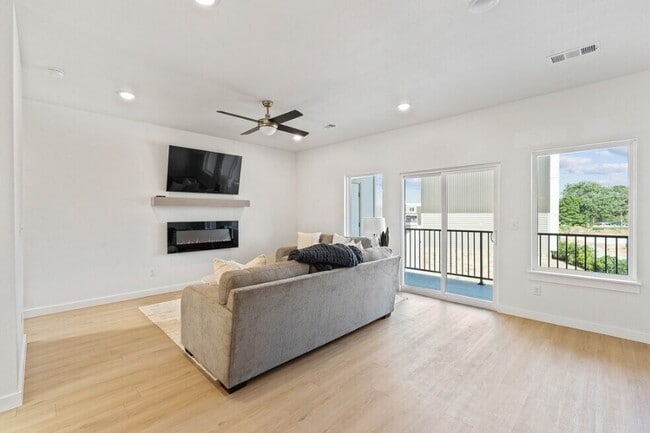 Photo - Razorback Row