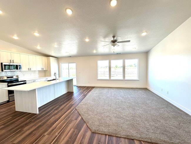 Building Photo - HC 1136