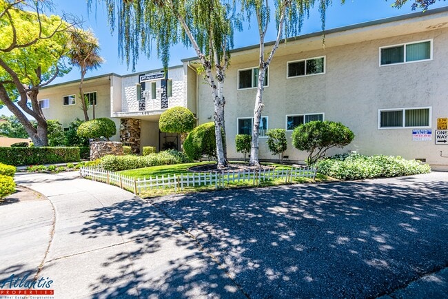 Building Photo - 642 Blythe Ct Unit 12