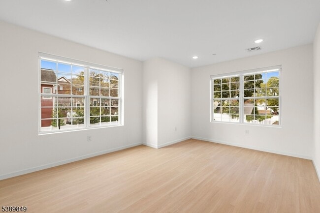 Building Photo - 70 Ridgedale Ave Unit 207