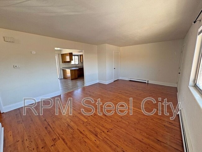 Photo - 924 E 5th St