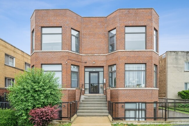Building Photo - 5644 N California Ave Unit 2-S Rental