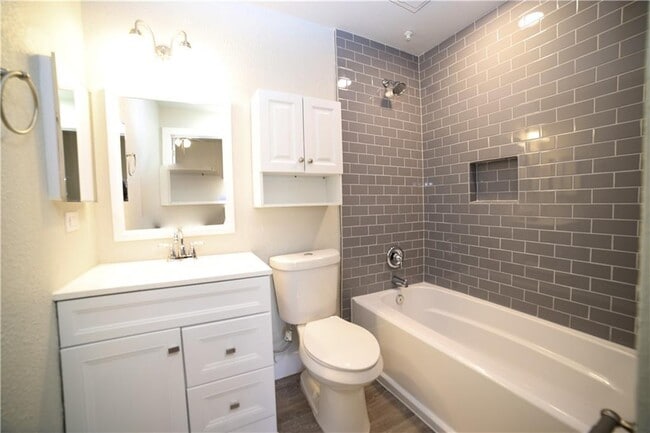 Building Photo - 114 E 31st St Unit 208