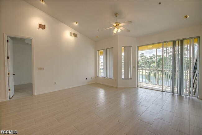Photo - 15250 Riverbend Blvd Unidad 204