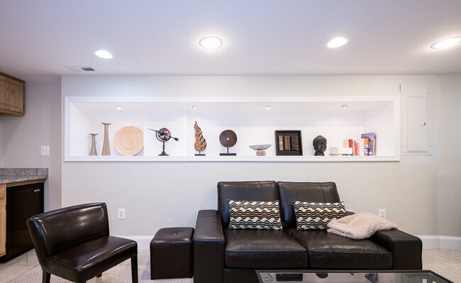 222 1/2 E Street NE-SI ID1587659P