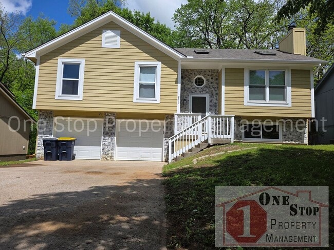 Building Photo - Beautiful 3 Bedroom 2.5 Bathroom in KCMO!