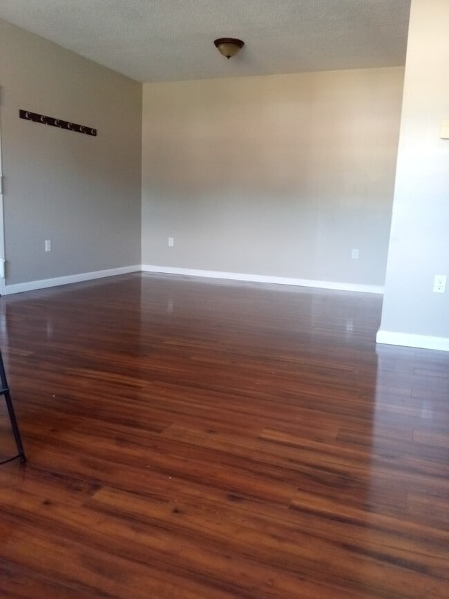 Building Photo - 3 Thompson Rd Unit 1E Rental