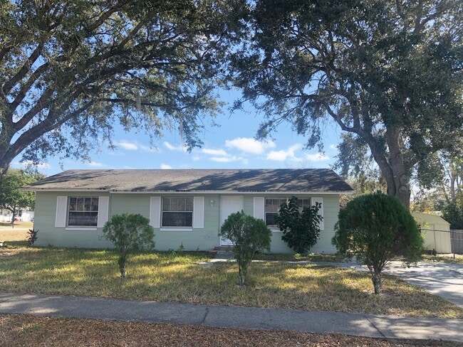 Building Photo - DELTONA LAKES CUTE STARTER HOME