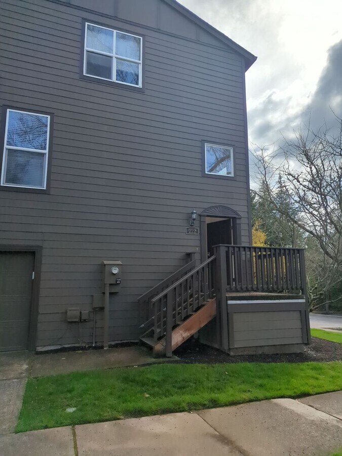 3 bedroom, 3 bathroom end townhouse with 2... - 3 bedroom, 3 bathroom end townhouse with 2...