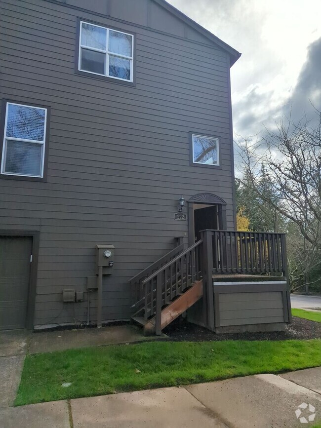 Building Photo - 3 bedroom, 3 bathroom end townhouse with 2...