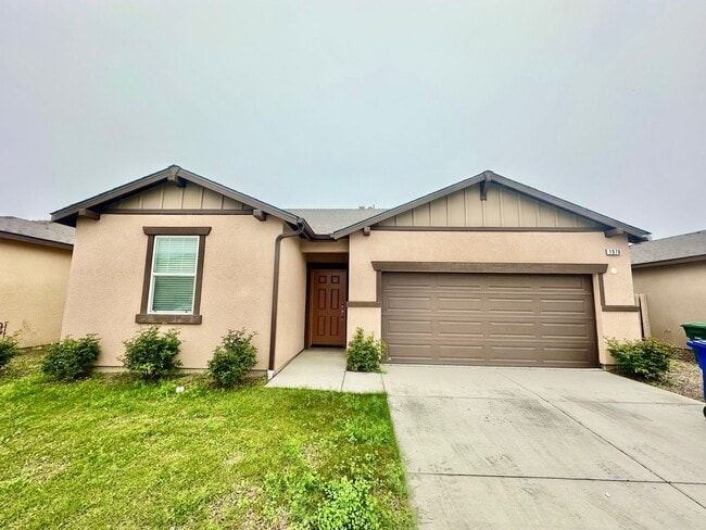 Building Photo - Lovely 3/2 Century Home In Madera