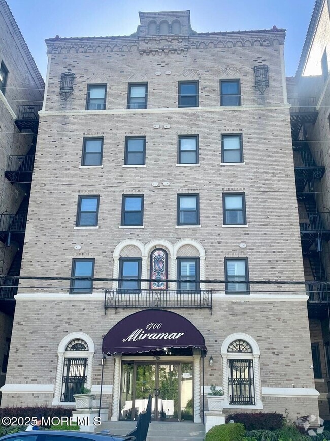 Building Photo - 1700 Webb St Unit 3F Rental