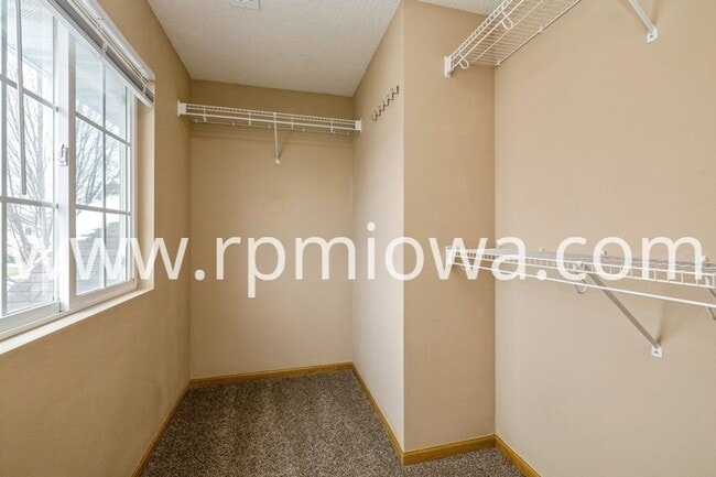 Photo - WEST DES MOINES TWO-STORY!! 4 Bedroom, 3.5 Bathrooms!
