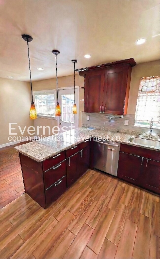 Photo - 1936 Shoreview Ave