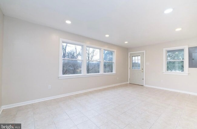 Photo - 6731 Middle Rd